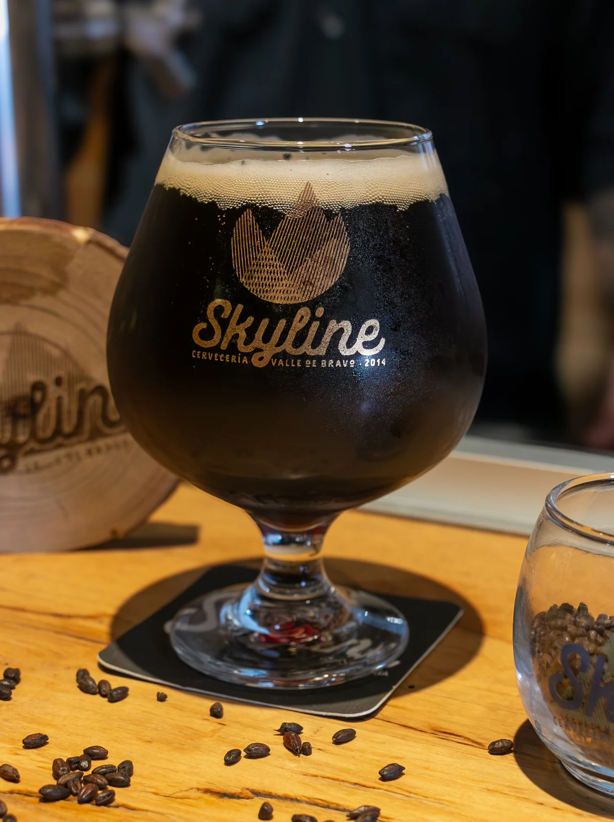 Evita el exceso — Imperial Stout negra con cabezal cremoso, tarro grabado Cervecería Skyline